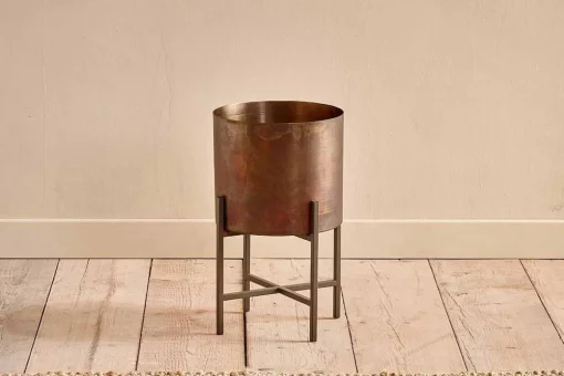 Juoni Iron Planter