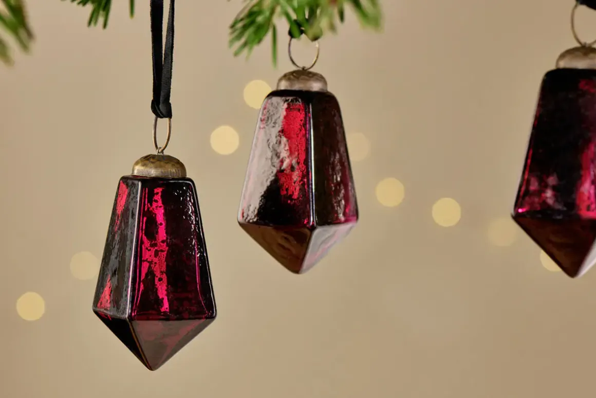 Ratnam Baubles - Ruby Large (Set of 4)